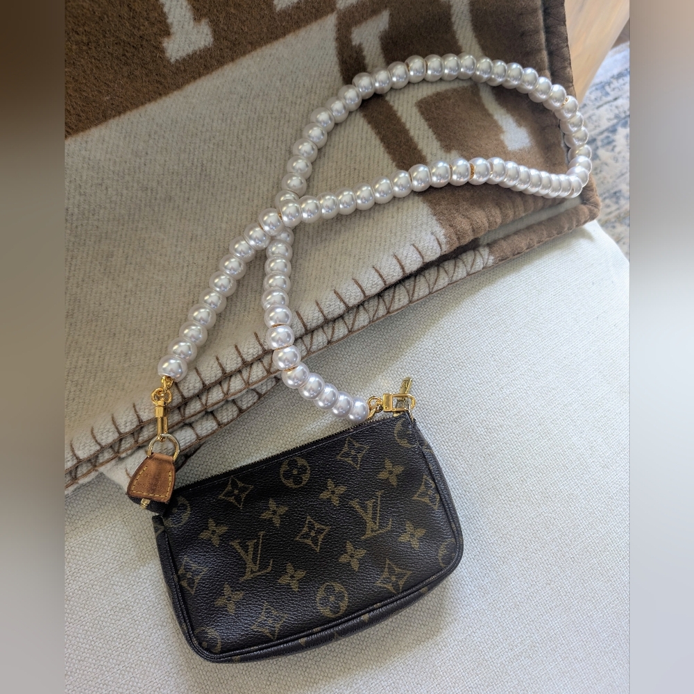 🤎AUTH Pre loved Louis Vuitton Pochette + Pearl Crossbody Strap! - Picture 2 of 15